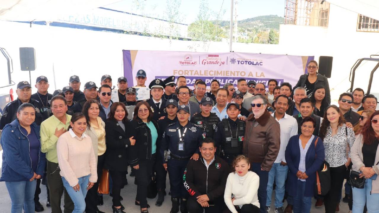 Entrega de patrullas, equipamiento y uniformes a seguridad pública municipal.