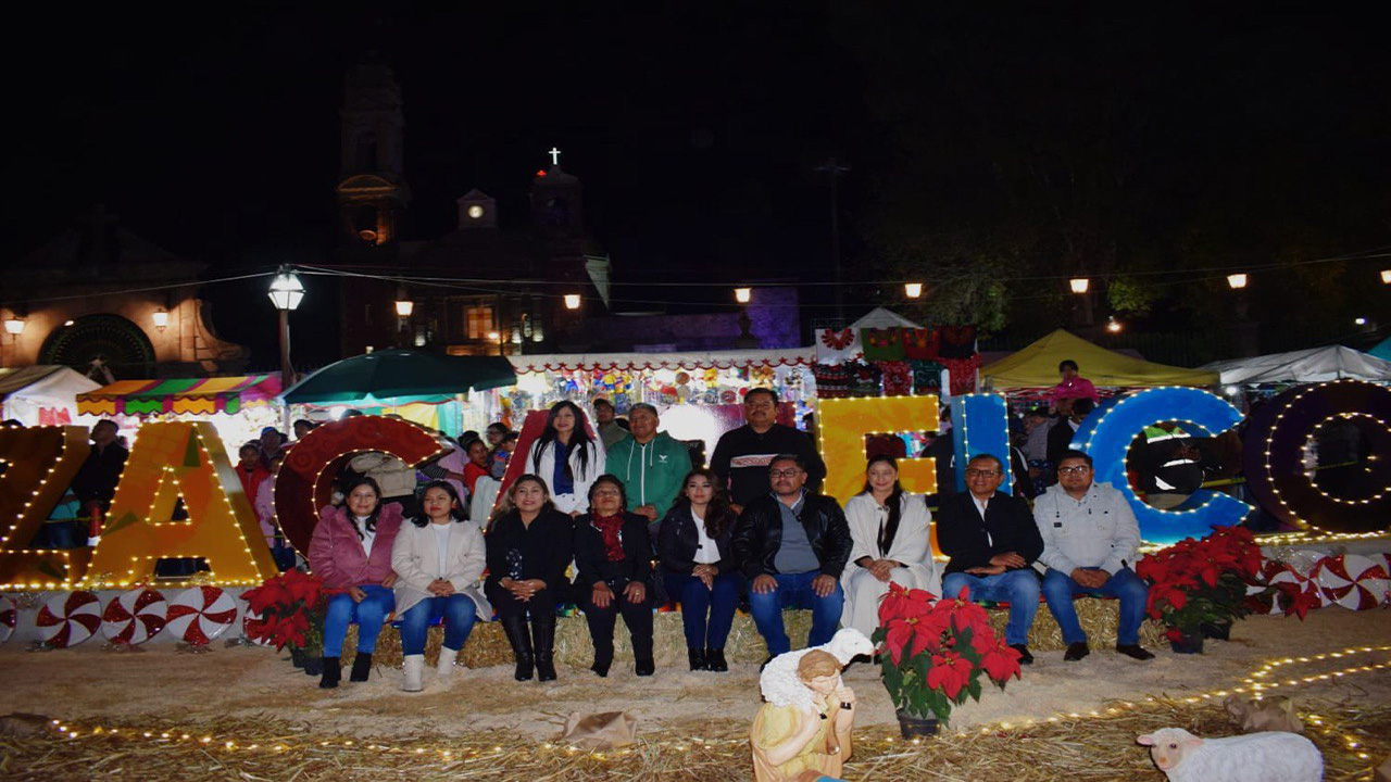 Miguel Acatzi encabeza el encendido del árbol navideño en Zacatelco.