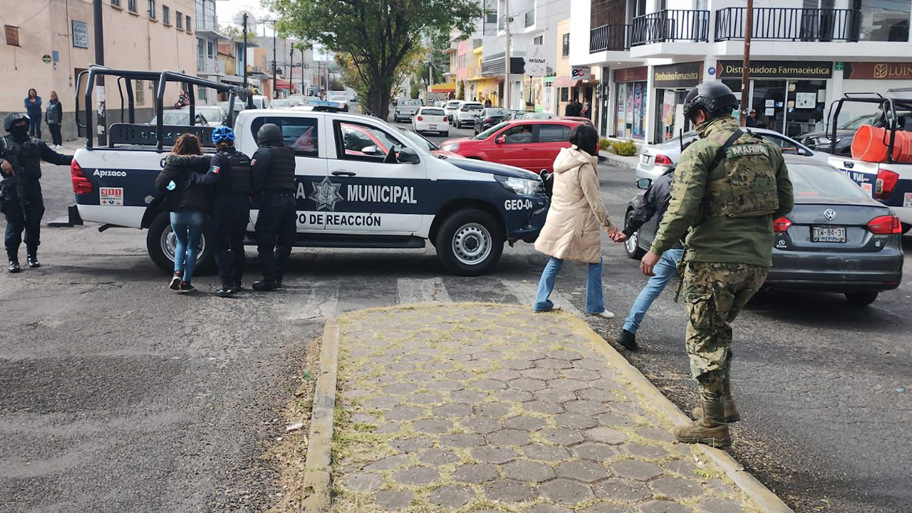 Detiene policía de Apizaco a tres personas que portaban armas de fuego