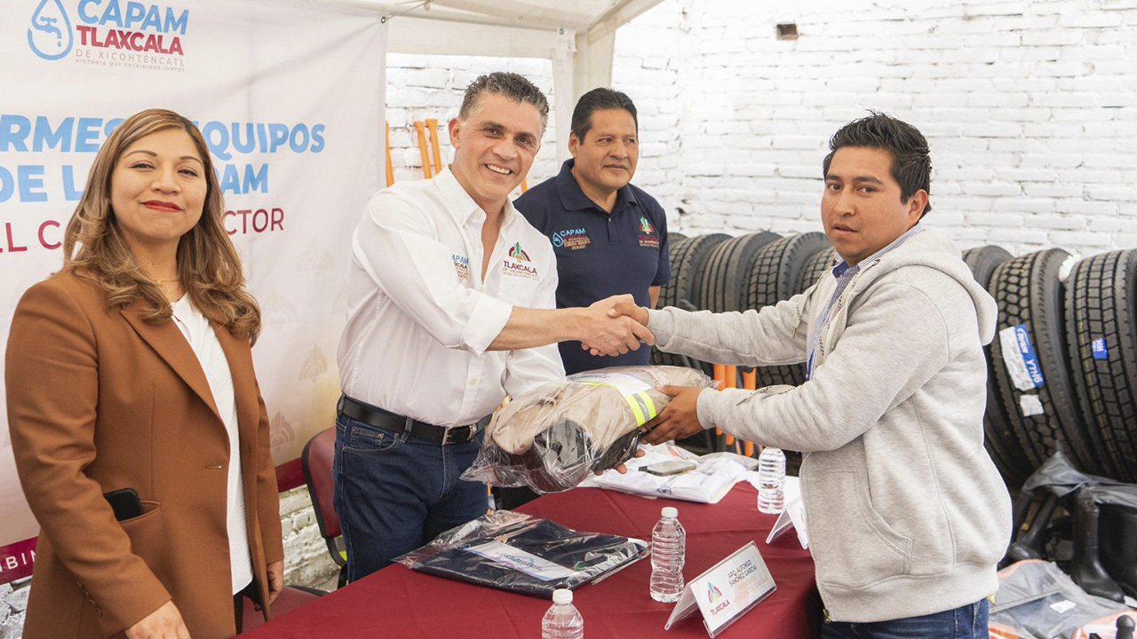 Entrega Alfonso Sánchez uniformes y herramientas a la base trabajadora de CAPAM