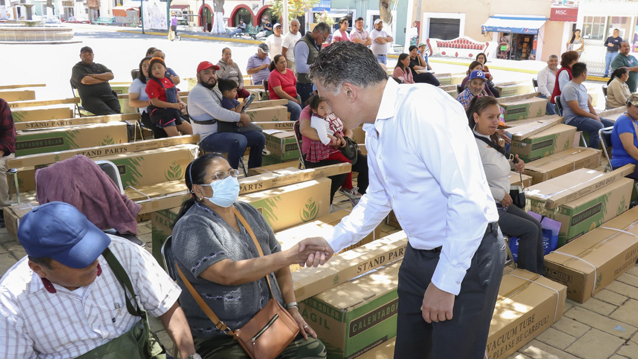 Entrega presidente Alfonso Sánchez calentadores solares en beneficio de 51 familias de la capital