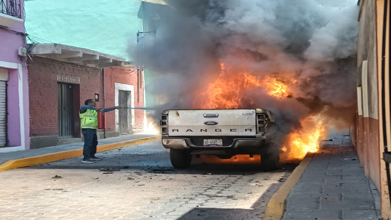 Atiende Protección Civil Municipal incendio de vehículo en la capital tlaxcalteca