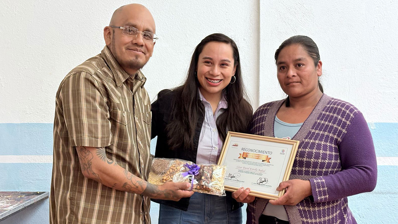 Entrega Aline Lazo, premiación a ganadores del concurso de diseño de logotipos de la feria Ixtenco 2025