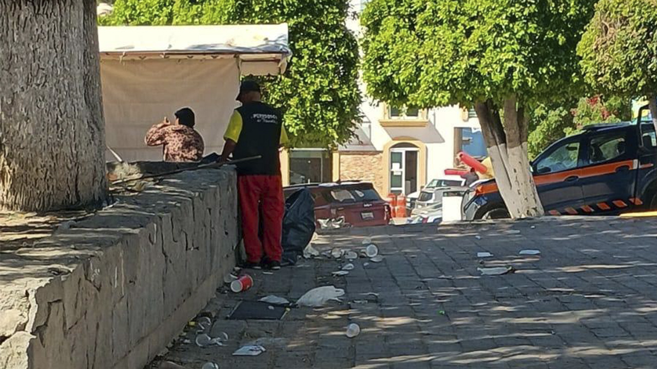Totolac: brigada de Servicios Públicos limpia la Plaza 4 Señoríos tras festejos de Carnaval