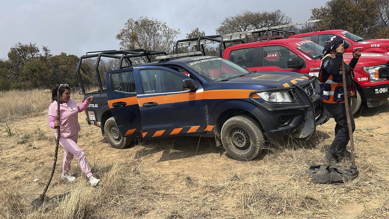Cuerpos de emergencia combaten incendio forestal en Totolac, en la zona de Los Reyes Quiahuixtlan