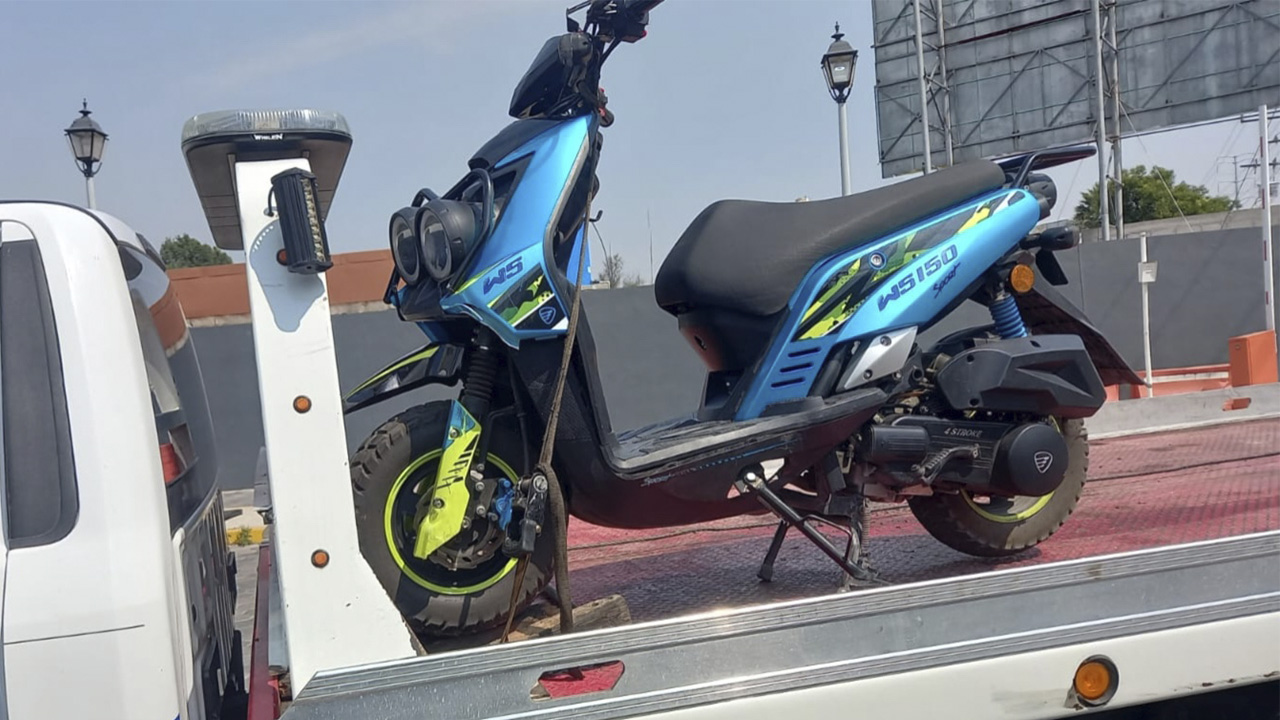 Policía de Chiautempan asegura motocicleta con reporte de robo