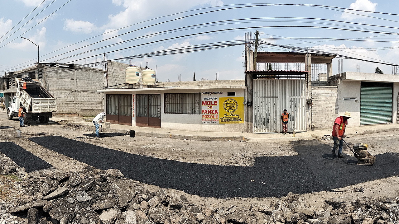 Ayuntamiento de Chiautempan intensifica labor de bacheo en calle Ferrocarril