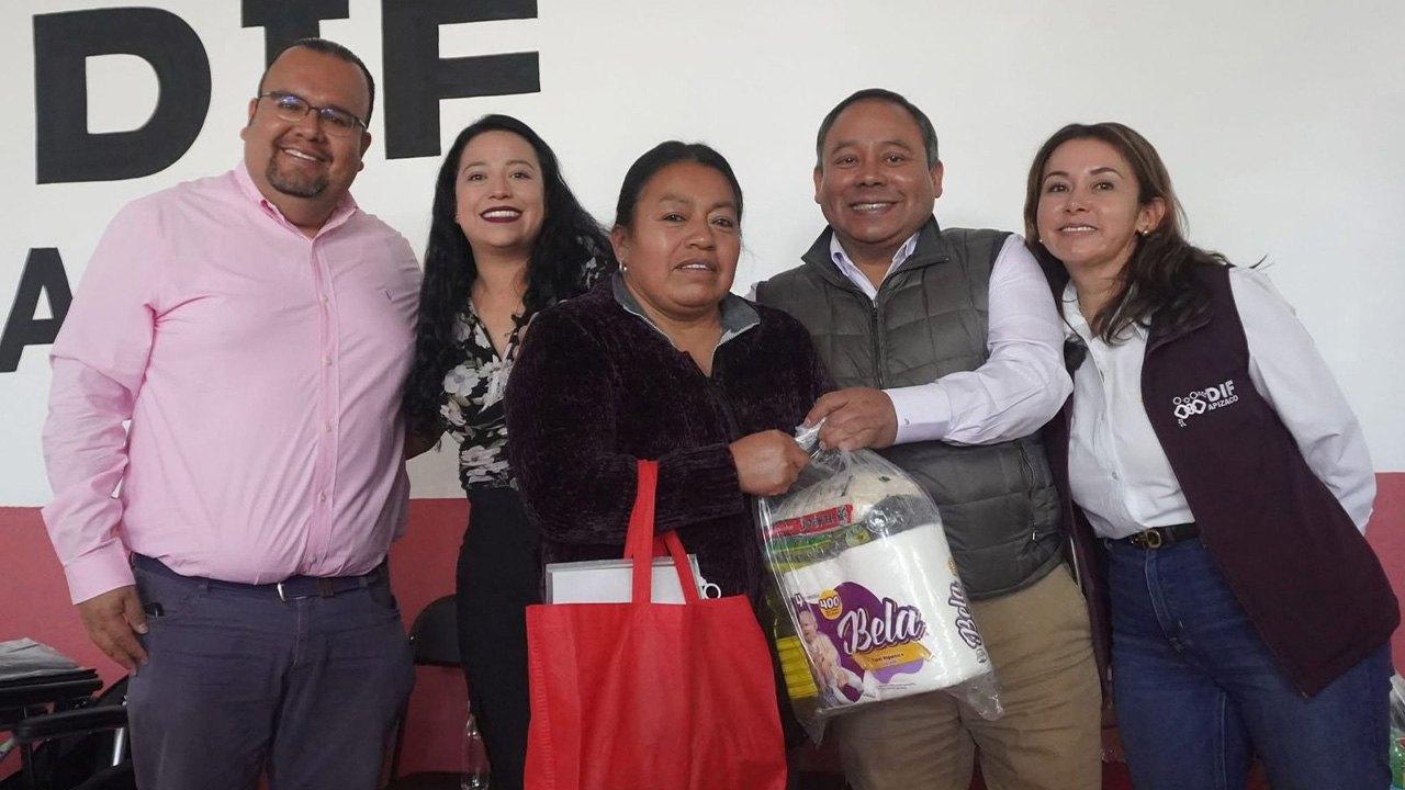 Entregan Javier Rivera Bonilla y dif apizaco despensas y aparatos funcionales a personas pertenecientes a grupos vulnerables