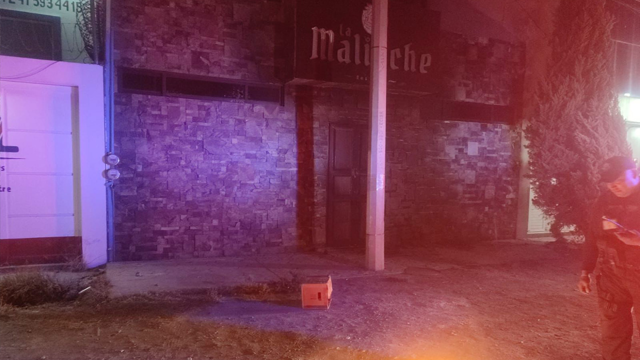 Atiende policía municipal de Apizaco incendio en bar “la malinche”; local presentaba indicios de un posible ataque armado