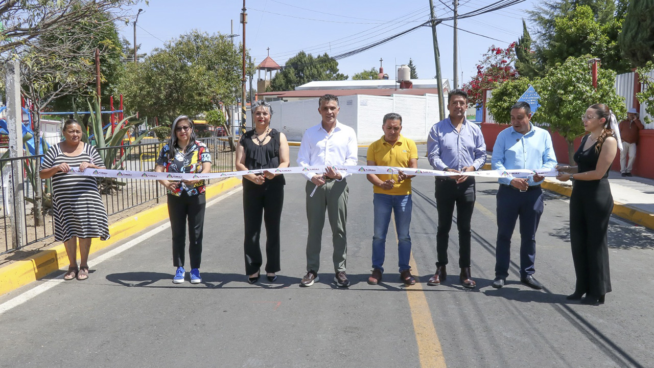 Cumple Alfonso Sánchez compromiso con La Joya y entrega la calle Esmeralda