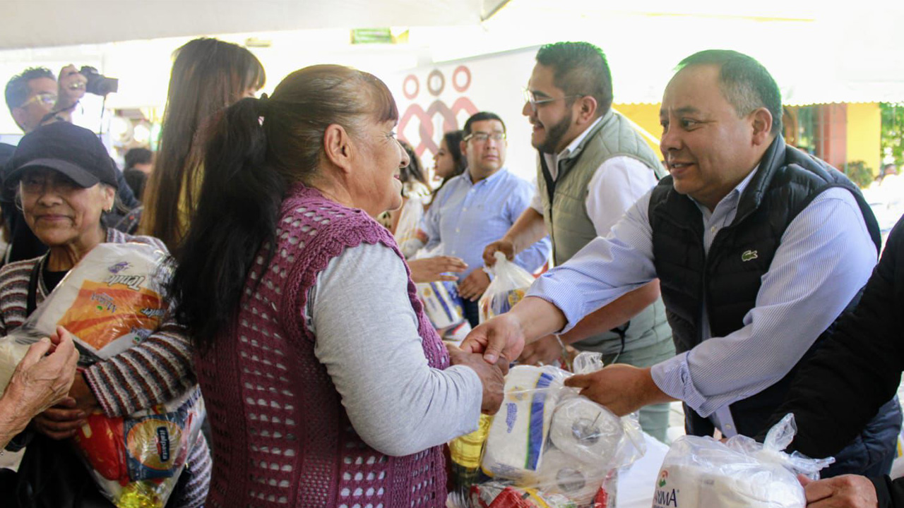 Javier Rivera entrega tres mil apoyos y celebra a todas las madres de Apizaco con programa artístico y cultural