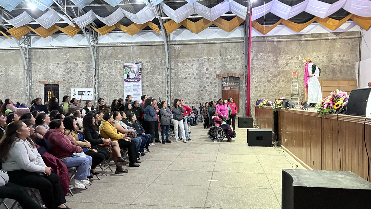 Más de mil 500 mamás festejan a lo grande su día en Ixtenco
