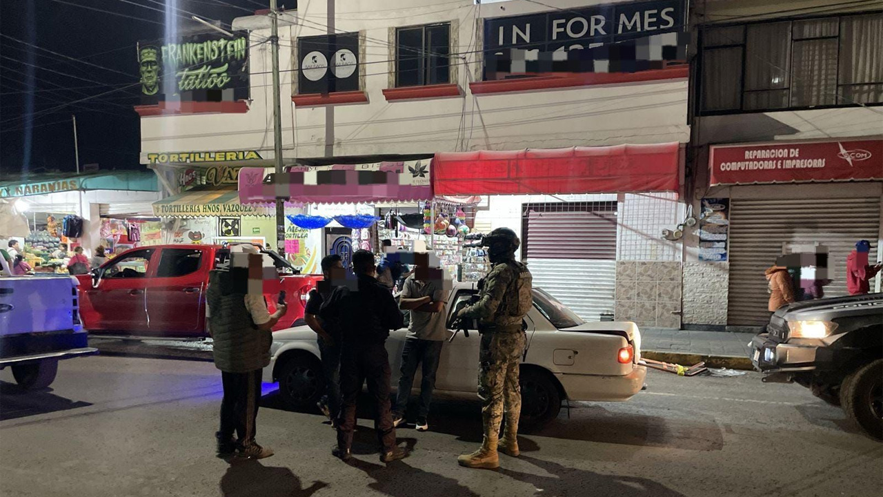 Detiene policía de Apizaco a tres personas por tirar basura en la vía pública