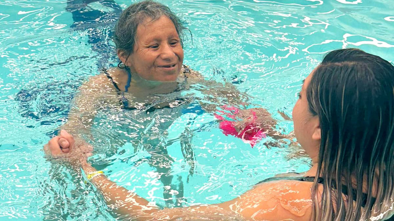DIF Chiautempan lleva a abuelitos a nadar