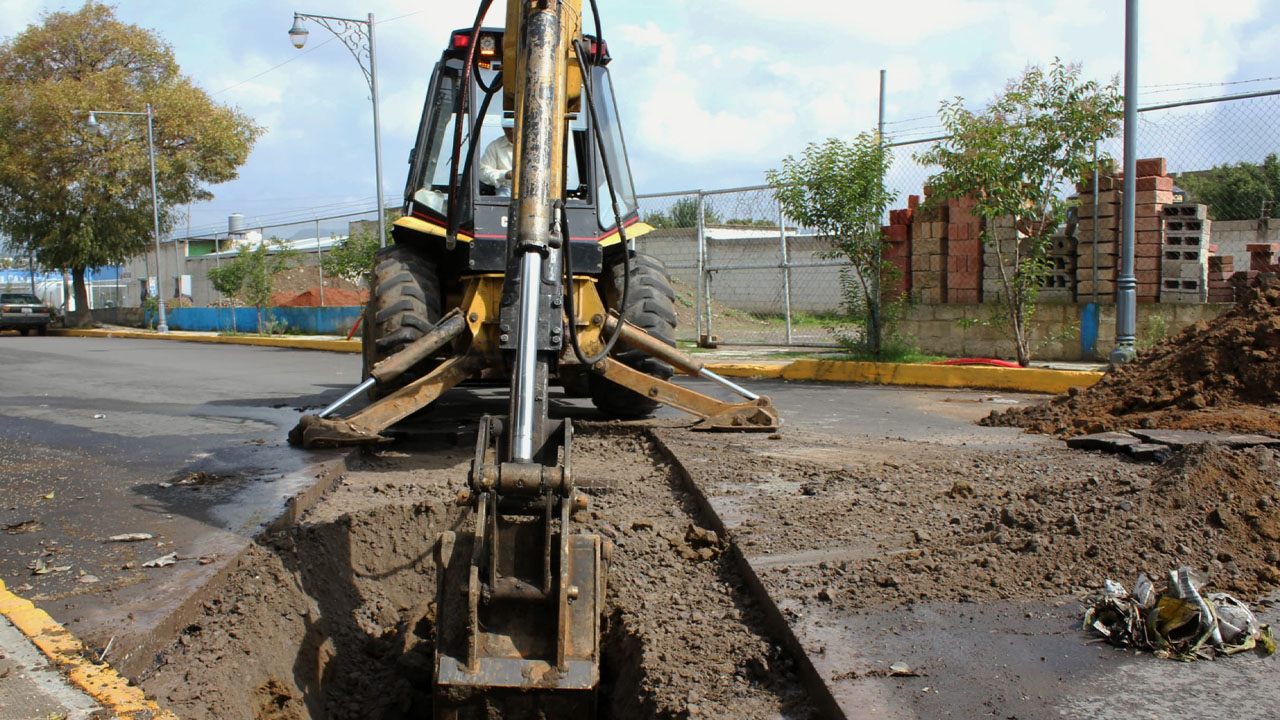 Gobierno de Chiautempan emprende reparación de socavón en calle Iturbide