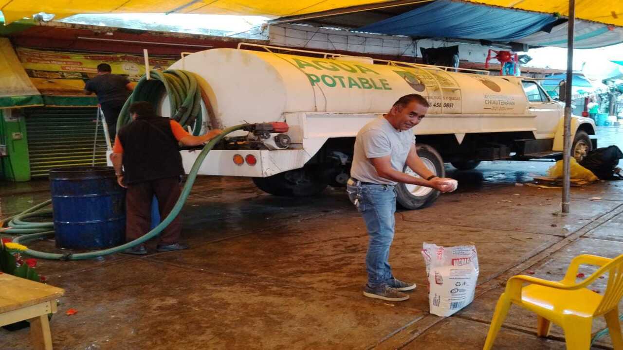 Locatarios del Mercado Hidalgo y autoridades municipales emprenden jornada de fumigación y limpieza