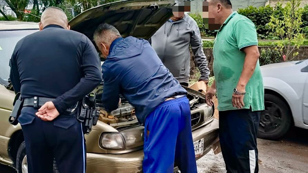 Seguridad pública de la capital atiende a conductor de vehículo varado por inundación en Chimalpa
