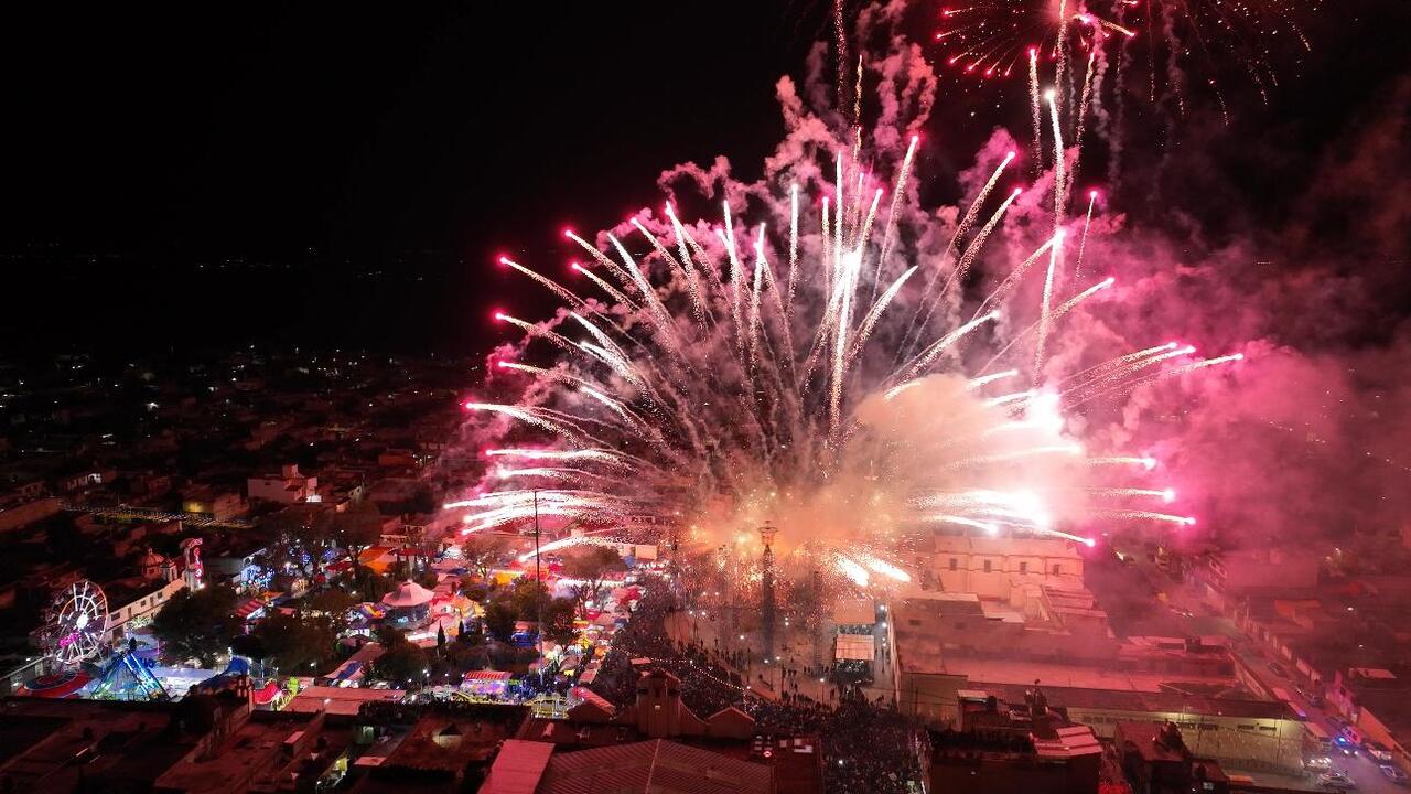 Más de 8 mil personas disfrutaron de la tradicional quema de castillos en Ixtenco