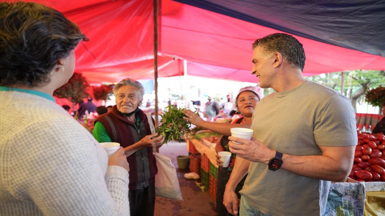 Sostiene alcalde Alfonso Sánchez García diálogo emotivo y directo con comerciantes del mercado de la joya