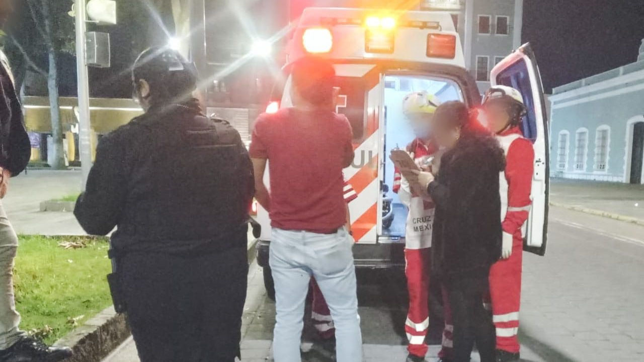 Atienden policía capitalina y cruz roja a persona agredida en la plaza de la constitución