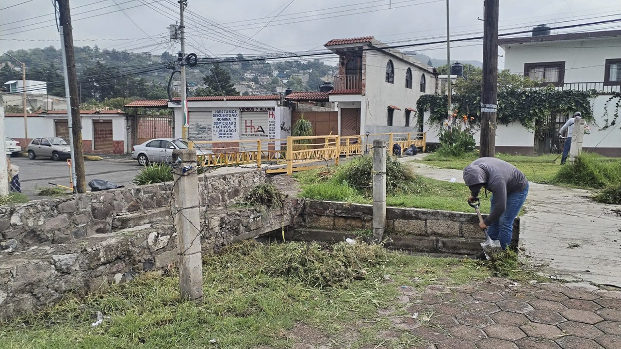 Brigada de Servicios Públicos realiza trabajos de limpieza y desazolve en la Cerrada de Totolac