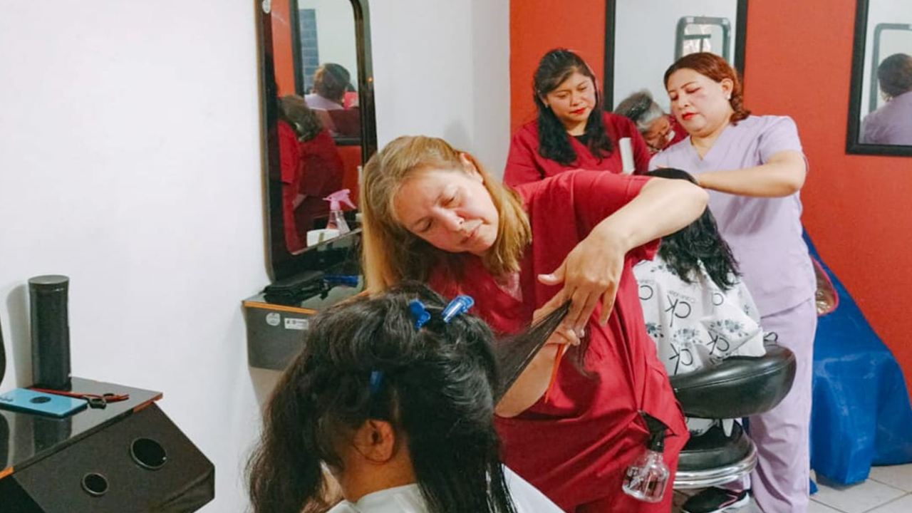 Ofrecen cortes de cabello gratuitos en el imm de la capital como parte de capacitación para mujeres
