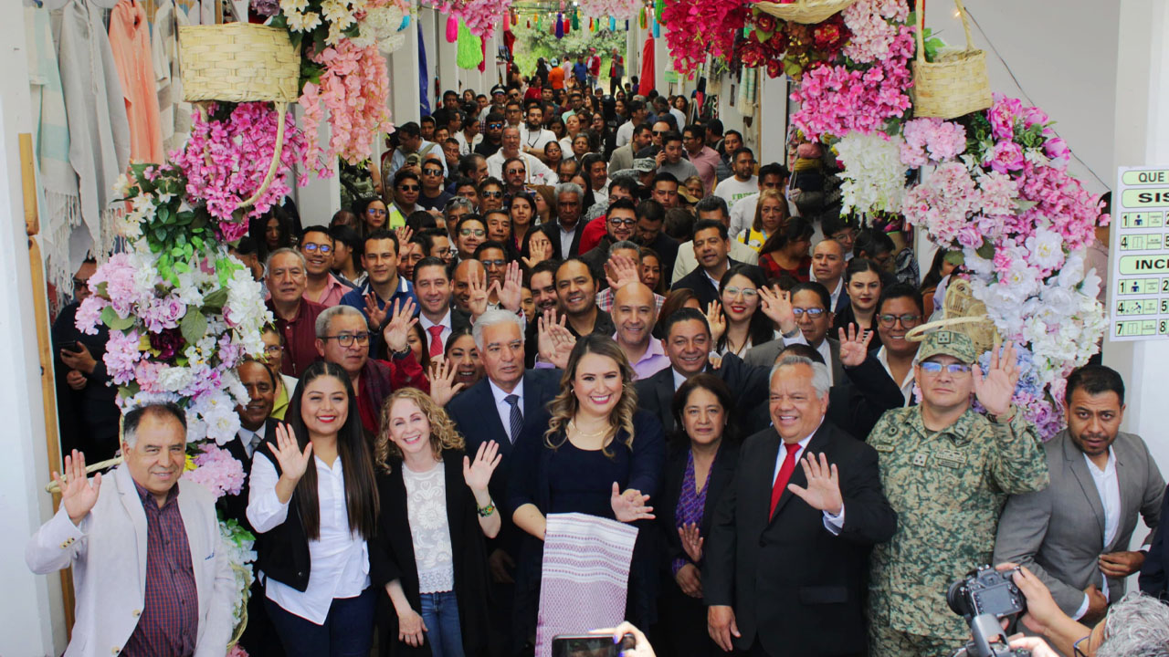 Con presentación de María León y Yahir, artesanos y tradición, inicia la Feria Nacional del Sarape Chiautempan 2025