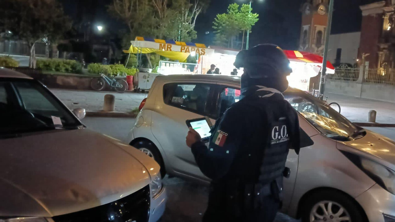 Policía de Chiautempan refuerza operativos nocturnos con equipo inteligente para detectar vehículos robados