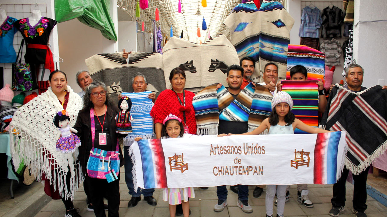 Artesanos agradecen a Blanca Angulo por espacios gratuitos en la Feria del Sarape