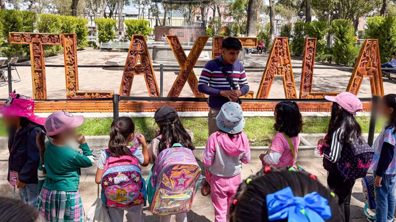 Alumnos del curso de verano del ayuntamiento capitalino descubren la historia de Tlaxcala en recorrido especial