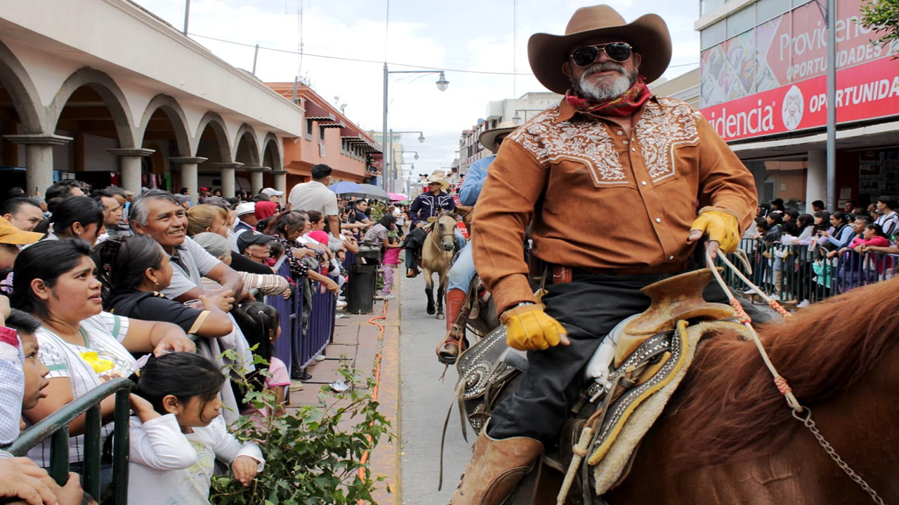 Festivo y alegre el desfile de feria de Chiautempan, reúne a miles de familias