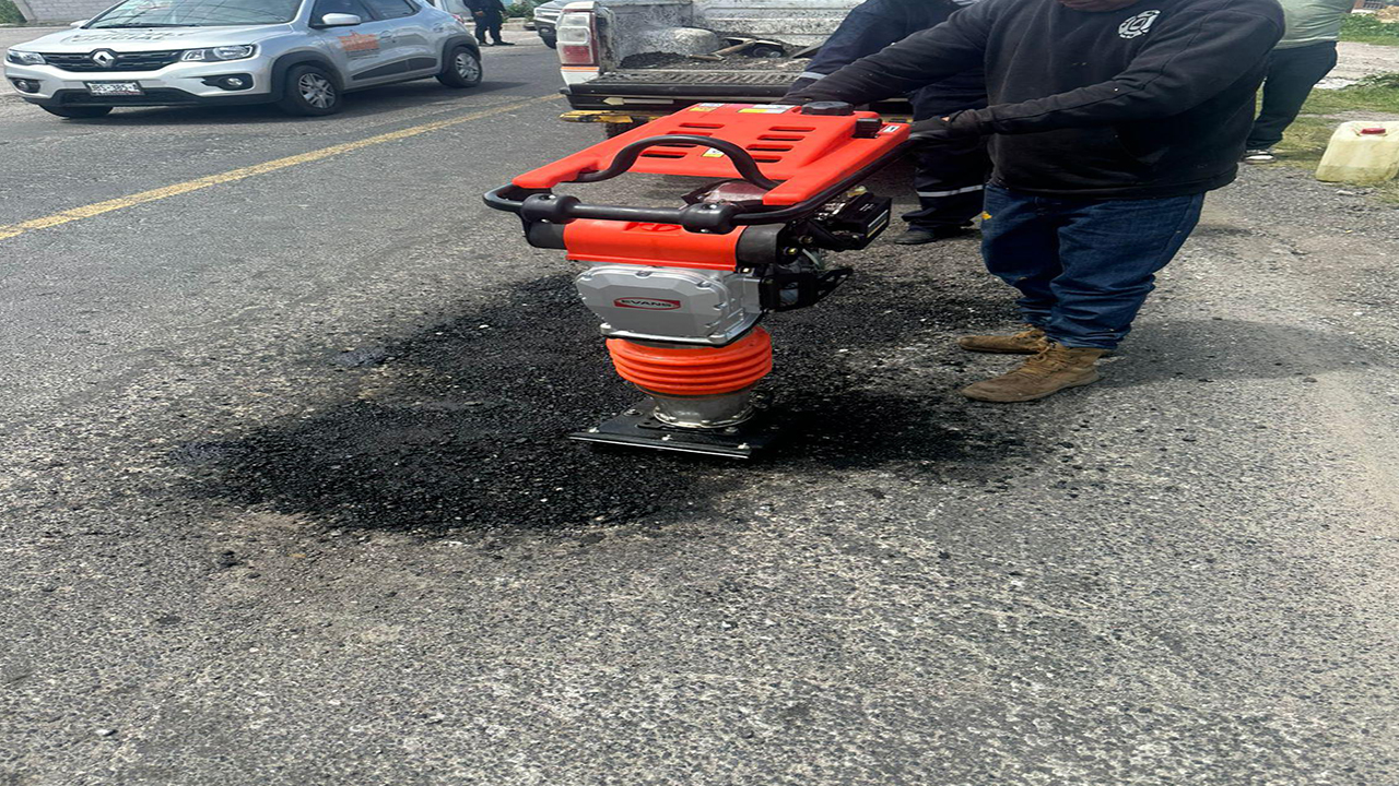 Refuerzan acciones de bacheo en accesos carreteros a Ixtenco ante afectaciones por lluvias