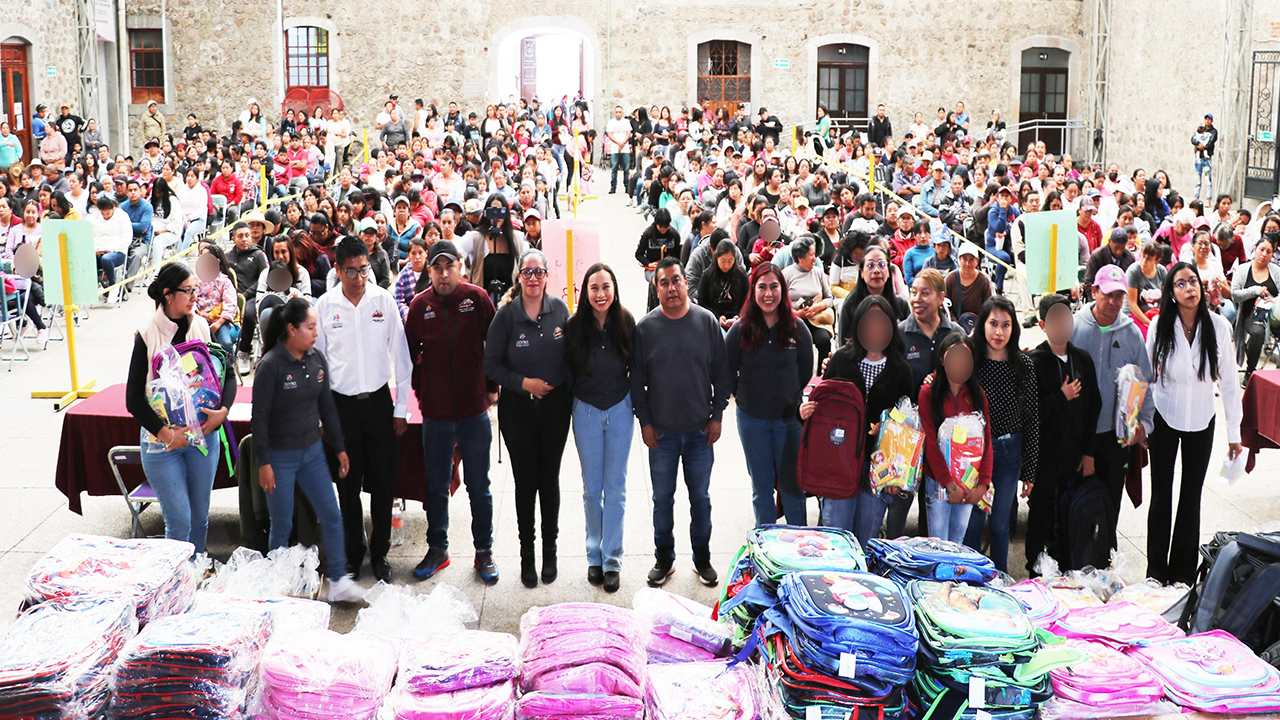 Por primera vez, el Gobierno Municipal de Ixtenco entrega más de mil kits escolares con recurso propio para apoyar la economía familiar y fortalecer la educación