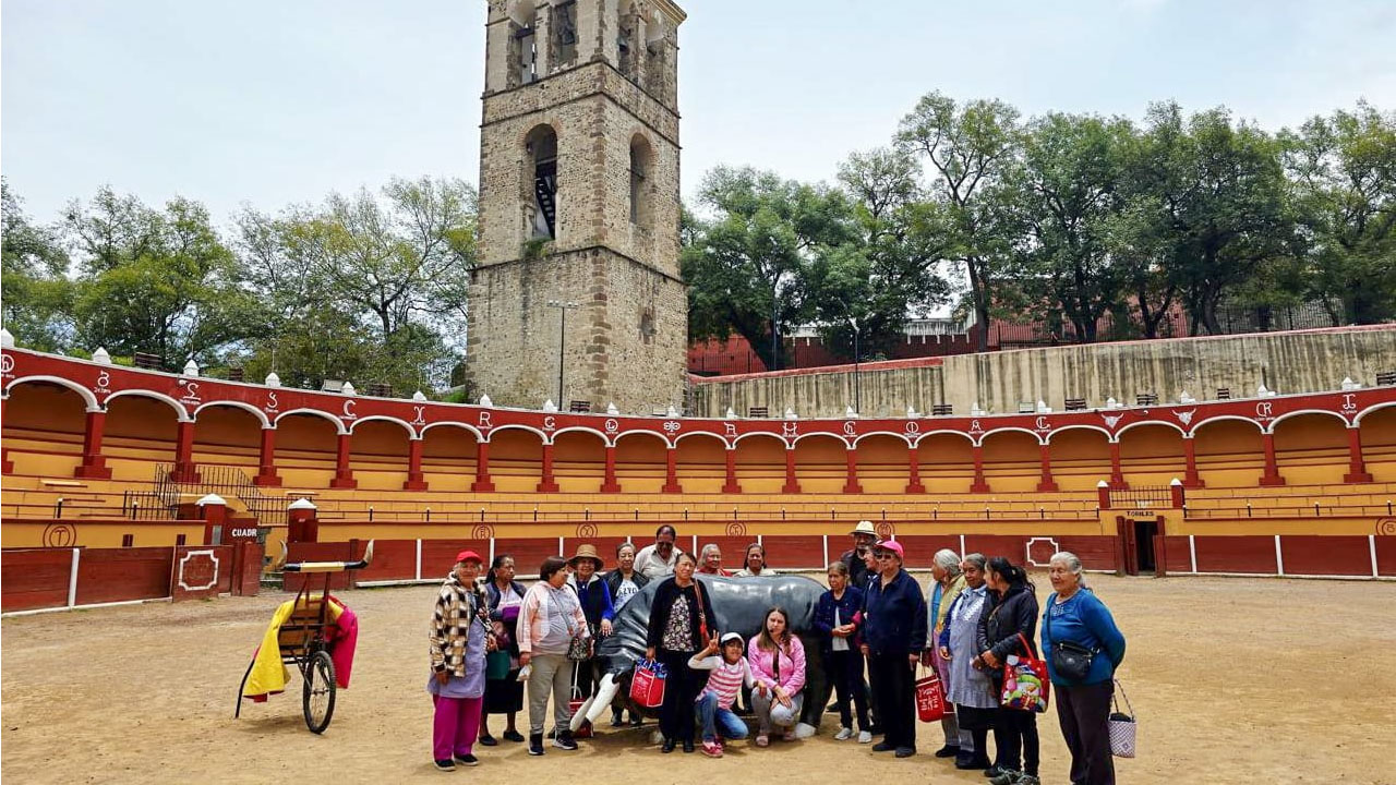 Recibe ayuntamiento de la capital a visitantes de Chiautempan para recorrido por sitios turísticos