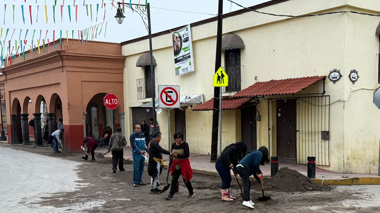 Gobierno Municipal de Ixtenco realiza limpieza y atiende reportes tras tromba