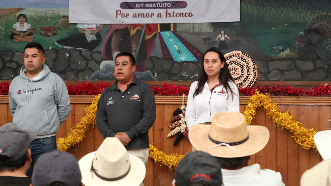 El Gobierno Municipal de Ixtenco entregó apoyos a bajo costo para 34 familias del municipio