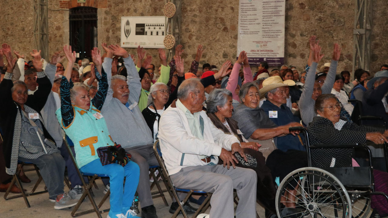 Más de 900 adultos mayores celebraron su día en Ixtenco con Los Dandy’s Original y Nicho