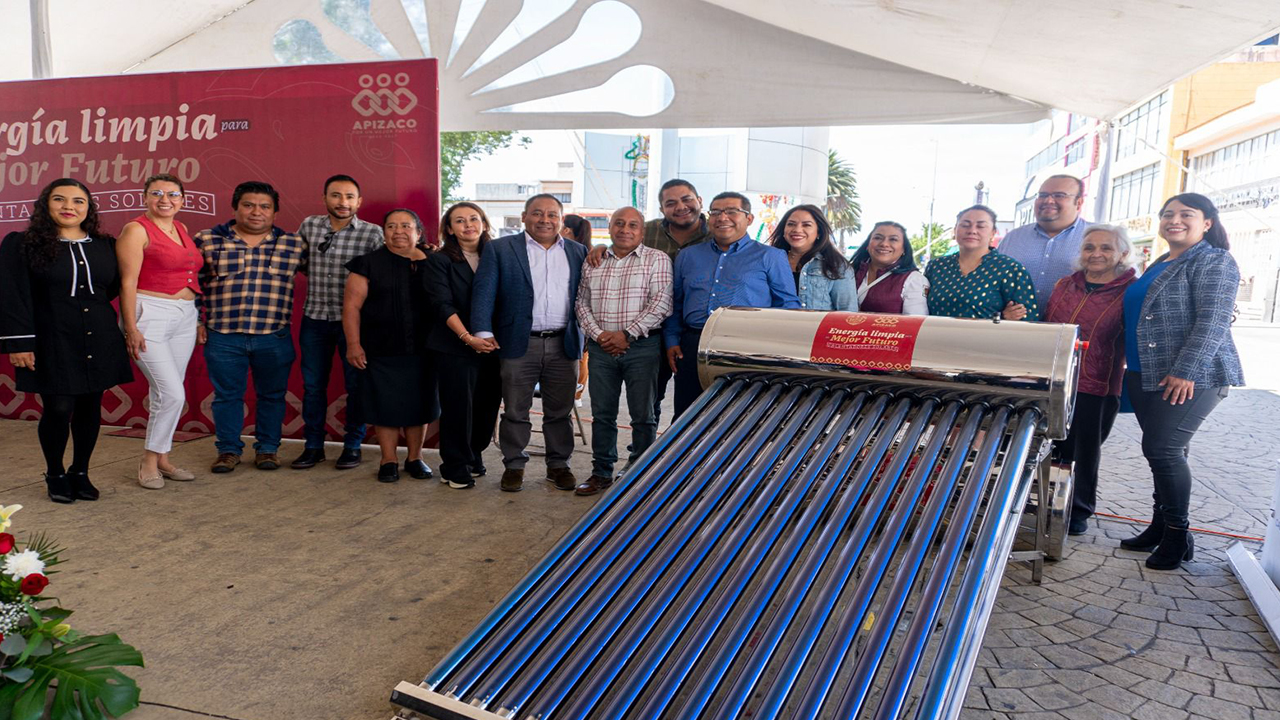Inicia Javier rivera entrega de 100 calentadores solares para familias de Apizaco