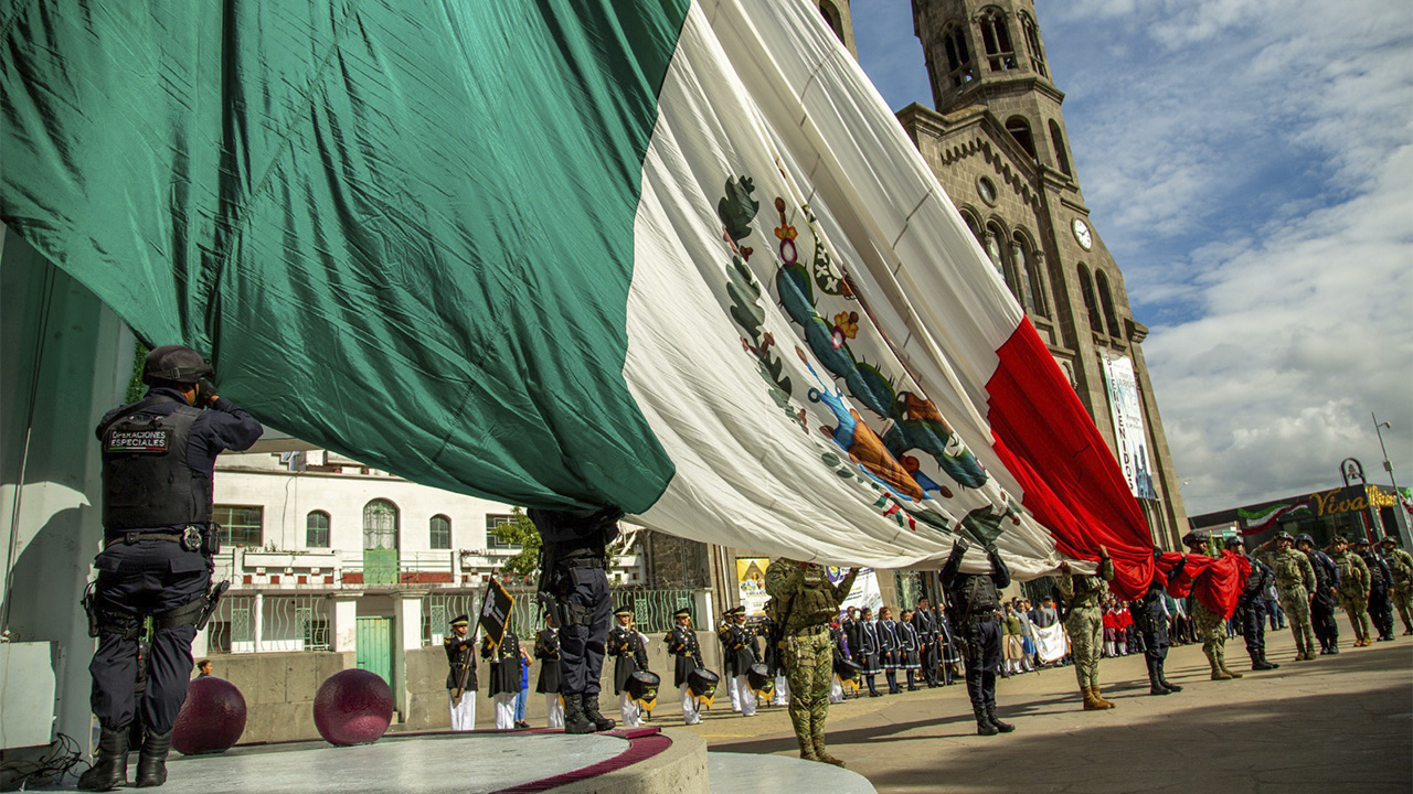 inician las fiestas patrias en Apizaco con izamiento del lábaro patrio y fijación de bandos solemnes