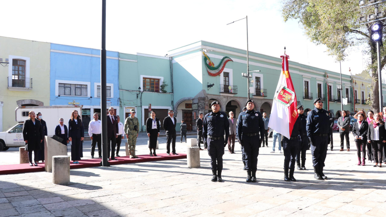 Ixtenco honra a la Bandera Nacional en la capital del estado