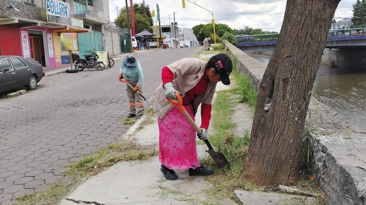 Totolac realiza mantenimiento en banquetas y pasos peatonales de Acxotla del Río