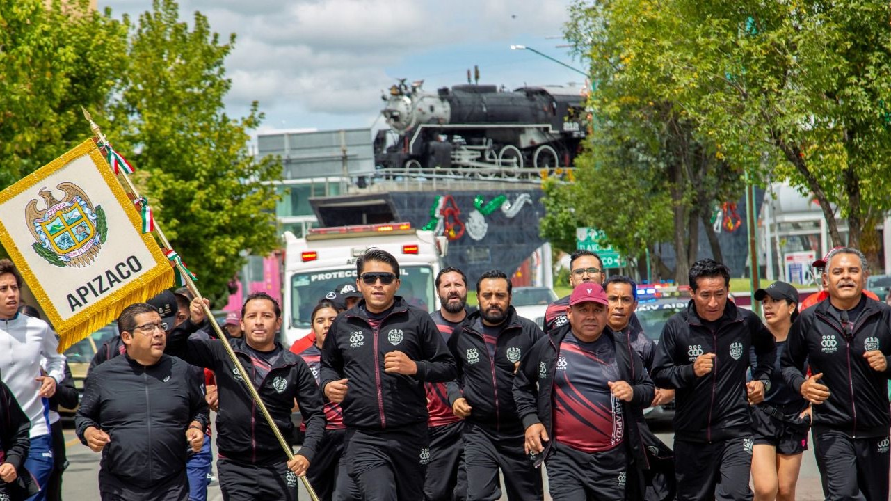 Javier rivera enciende el espíritu patrio con el fuego simbólico de la independencia