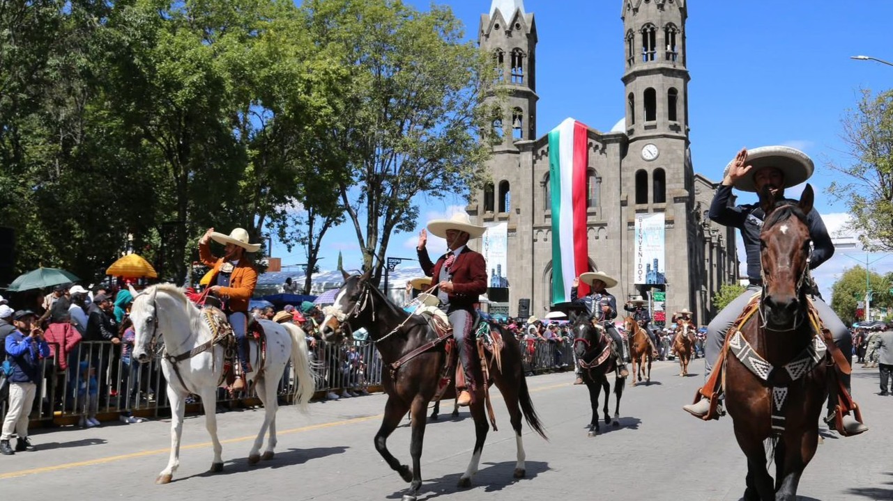 Encabeza Javier Rivera desfile cívico de la independencia de México