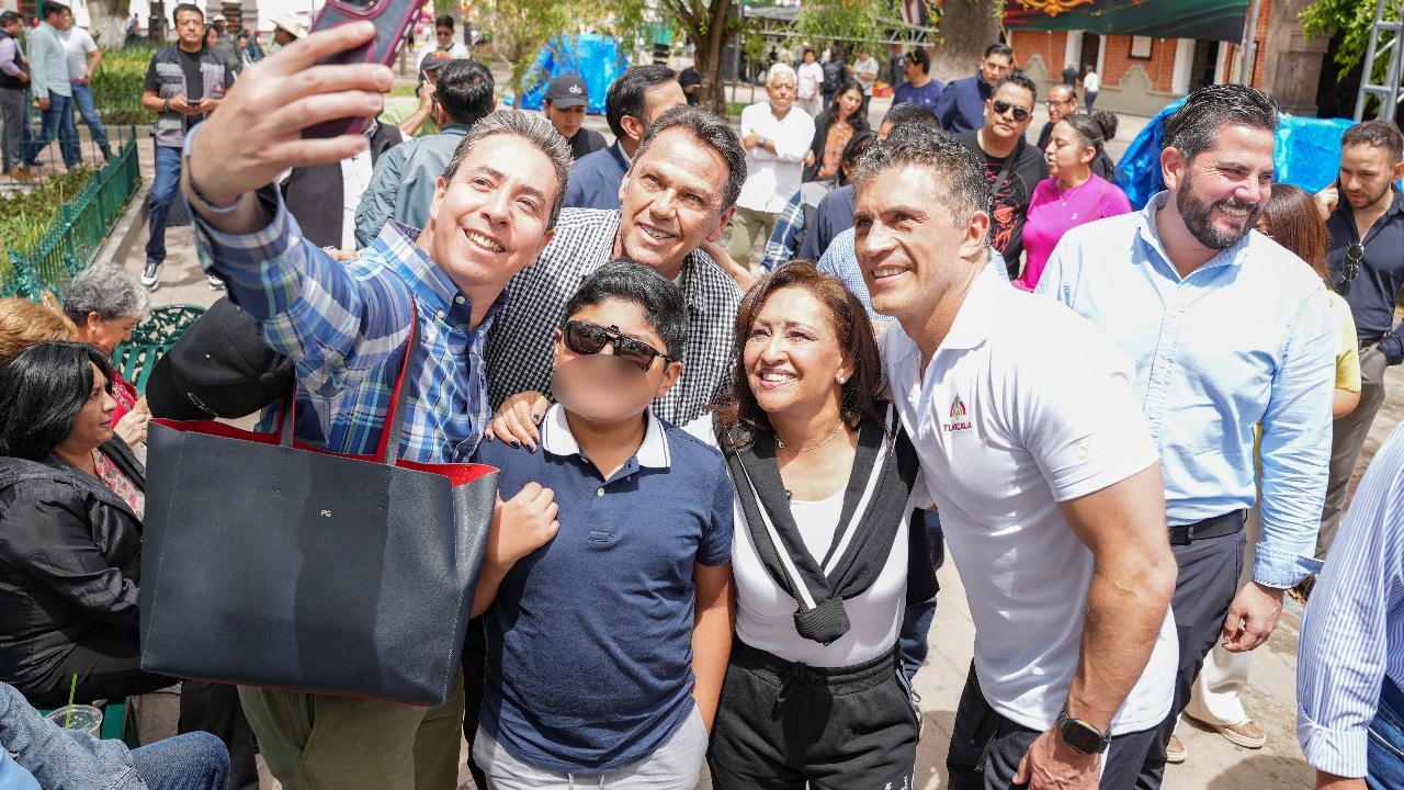 Alfonso Sánchez García recorre junto con la gobernadora la recién remodelada plaza de la constitución