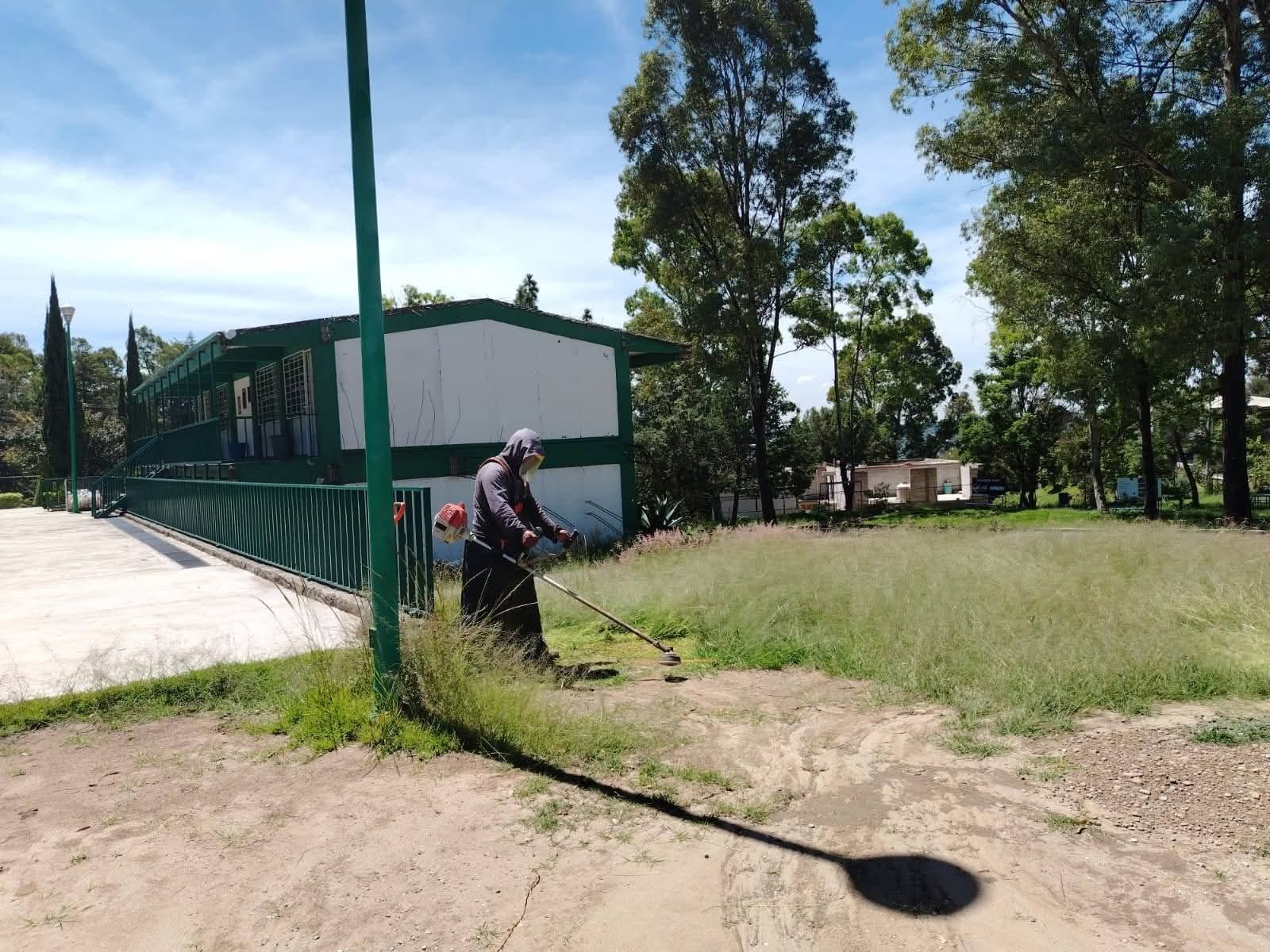 Servicios públicos realiza faena de mantenimiento en el cecyte de Totolac