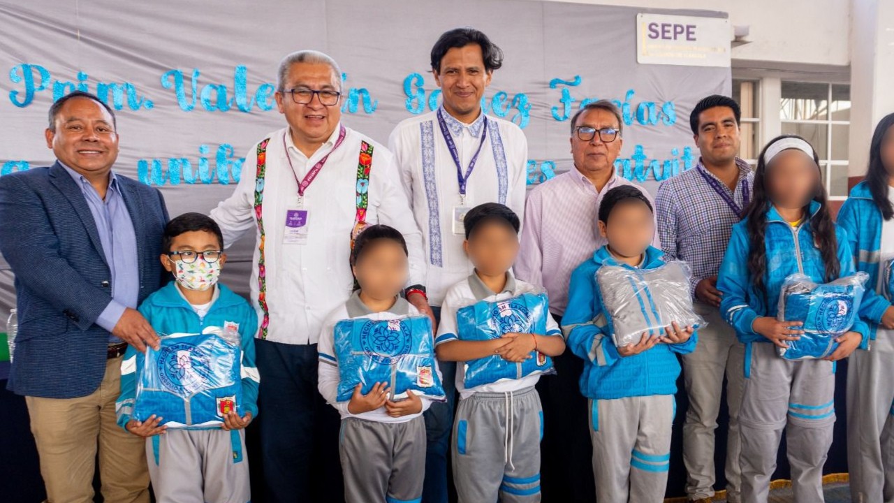 Javier Rivera Bonilla asiste a la entrega de uniformes escolares gratuitos en Apizaco