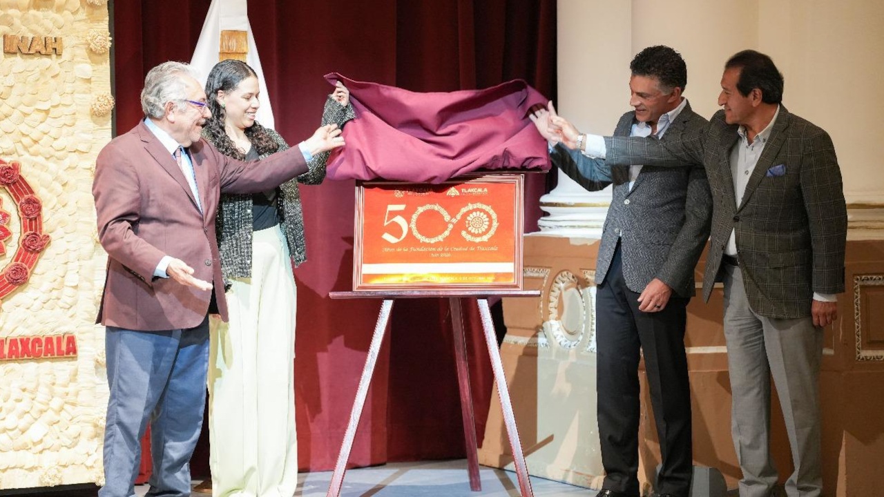 Develan alcalde Alfonso Sánchez García y secretaria de cultura placa conmemorativa por los 500 años de la fundación de Tlaxcala