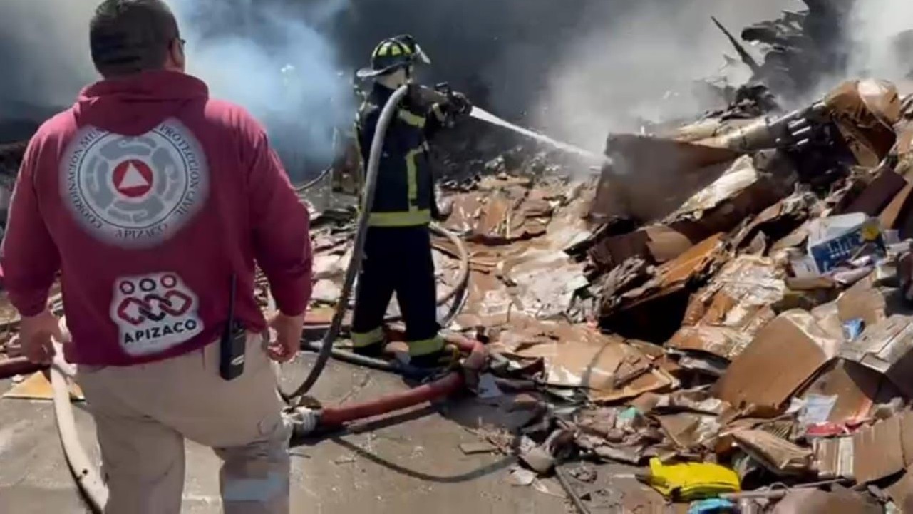 Protección civil de Apizaco atiende incendio en recicladora de San Isidro