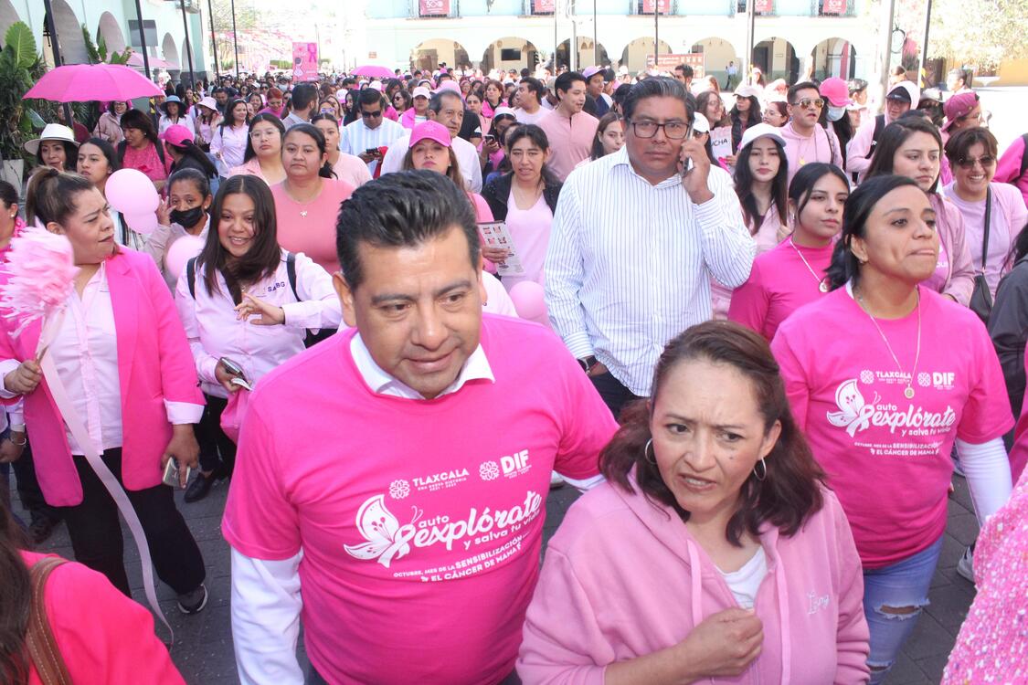 Carlos Augusto Pérez Hernández acompaña a la gobernadora Lorena Cuéllar en la “Caminata Rosa” Tlaxcala refrenda su compromiso con la salud integral de las mujeres