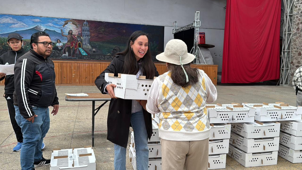 Se benefician 21 familias de Ixtenco, con la entrega de paquetes de pollos de postura y de engorda